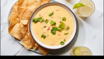 Chronicles Chile Con Queso: צלל לתוך מטבלי גבינה מקסיקניים