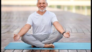 זרימה מדיטטיבית: גילוי שלווה בתרגול יוגה