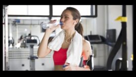 להחיות את הגוף שלך: הכוח של צריכת מים מספקת