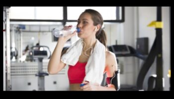 להחיות את הגוף שלך: הכוח של צריכת מים מספקת