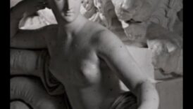 ממלכתיות מפוסלת: הנוכחות המלכותית של דמויות ניאו-קלאסיות