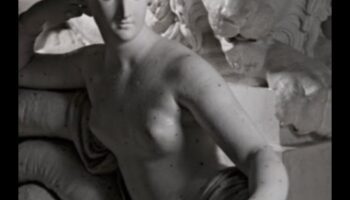 ממלכתיות מפוסלת: הנוכחות המלכותית של דמויות ניאו-קלאסיות